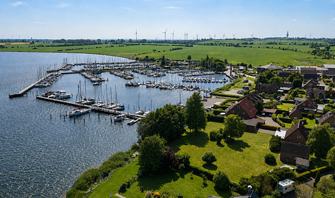 Baugrundstück 721 m² – erste Meereslinie am Fehmarnsund, Yachthafen in Sichtweite