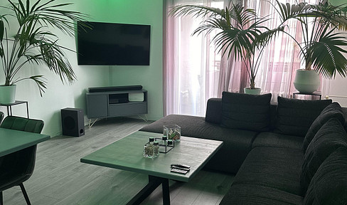 Available immediately in City-West: Apartment with skyline views + underground parking.