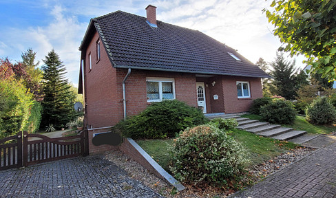 Familienfreundliches Einfamilienhaus mit Doppelgarage und großem Grundstück in Kusey