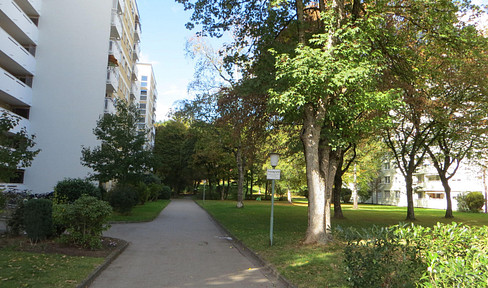 Renovated, bright 2-room apartment with an east-facing balcony in Forstenried.
