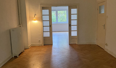 Charming apartment in a historic building, featuring herringbone parquet flooring, high ceilings, and a large garden. Located in Wellingsbüttel.