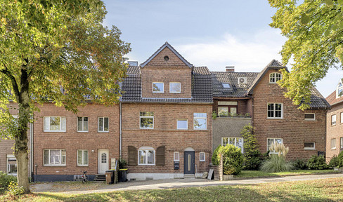 saniertes Zweifamilienhaus mit viel Platz. EG barrierearm .Nah an Wald & Zentrum. 8 Zimmer + 2x K+B