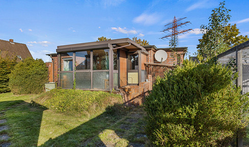 Well-maintained detached house in Mümmelmannsberg, featuring a conservatory, a pond, and a separate guest house.