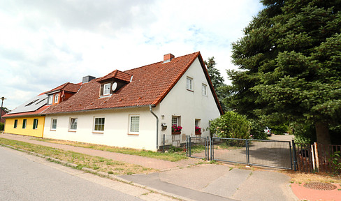 Large semi-detached house on the Plauer See lake – spacious property and double carport.