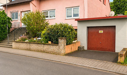 No fees! Spacious single-family or two-family house with a garage and garden in Klein-Umstadt.