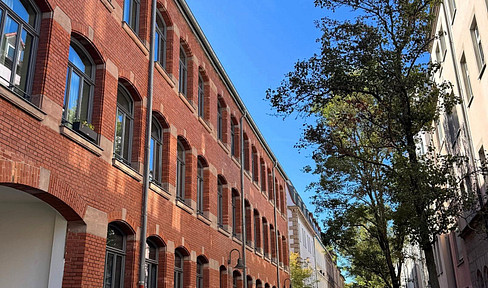 Completely renovated brick building: 3 rooms, 102 m², underfloor heating, oak parquet flooring, view of the St. Lorenz Church.