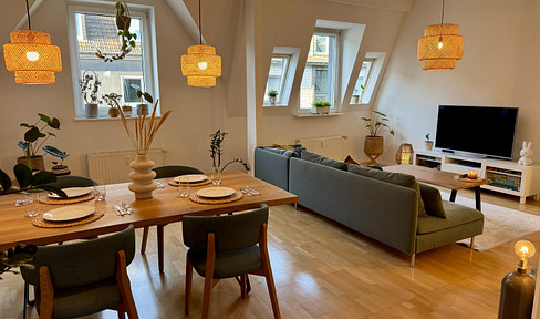 Lichtdurchflutete Altbau-Maisonette mit Kamin, Klimaanlage und ruhigem Wohnambiente