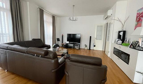 Exclusive 3-room apartment with a balcony, parking space, underfloor heating, guest toilet, and air conditioning.