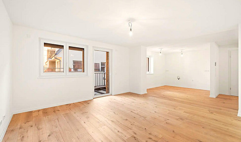 3.5-room apartment on the top floor, brand new after extensive renovation – up to €45,000 in KfW subsidies available.