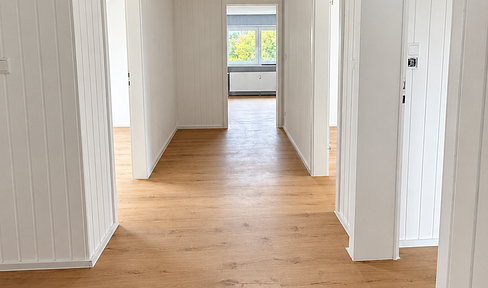 Frisch renoviert: Helle Dachgeschosswohnung mit Tageslichtbad in Springe-Holtensen