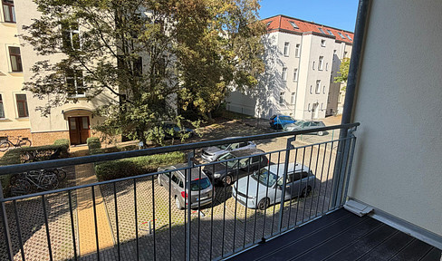 Renovated apartment in a historic building with a balcony – quiet and centrally located in Gohlis.