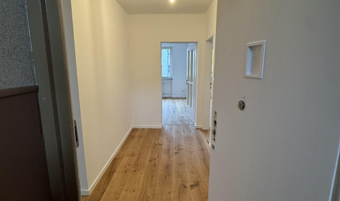 Charming, spacious 2-room apartment with a balcony, located in a prime location on Berger Straße.