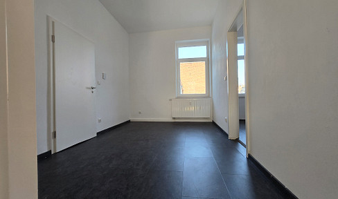 Quiet and bright 3-room apartment suitable for students, located on the 1st floor in the Alt-Homberg district of Duisburg.