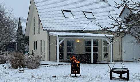 *Commission-free* family home with solar panels, battery storage, a fireplace, and a spacious garden.
