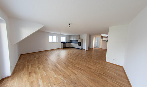 Modern, newly built maisonette apartment with high-quality finishes, a balcony, and a fitted kitchen.