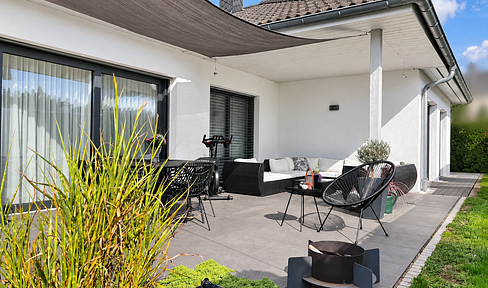 Corner bungalow with a sun terrace and spacious living area.