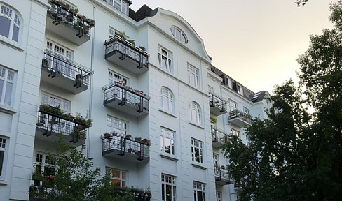 High-quality penthouse apartment with a large rooftop terrace in Hamburg-Eppendorf.