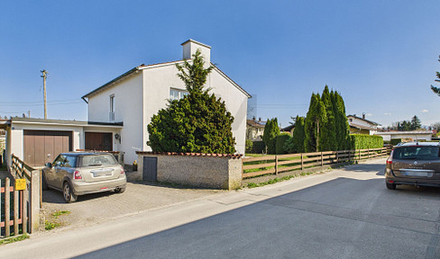 Commission-free: Detached single-family house with a south-facing garden and a double garage, located in Oberwöhr.