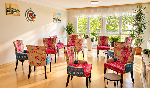 1. R-WE Senior Living: Accommodation with DRK (German Red Cross) services, large green area, quiet and central, prime location.