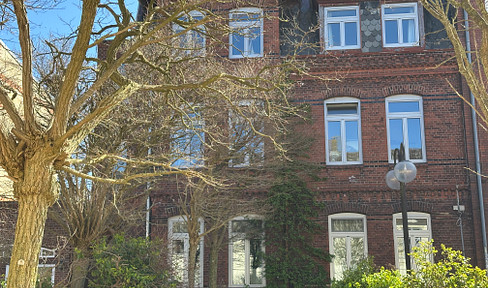 Historic townhouse, 160 square meters, located near Kurstrand, with 4 apartments, a garden, and views of the Baltic Sea.