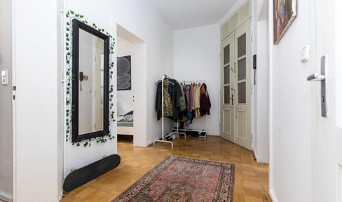 Bright and well-designed 3-room apartment in a historic building, located in a central area.