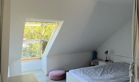 List: hell, gemütlich, zentral, ruhig mit EBK, Wannenbad u. Minibalkon, ab 15.12. o. 01.01.2027