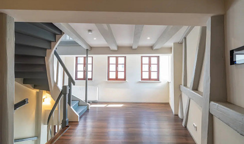 Loft-style townhouse in the old town: 125 square meters spread over 4 levels, 2 bathrooms, fitted kitchen, air conditioning – ideal for couples.