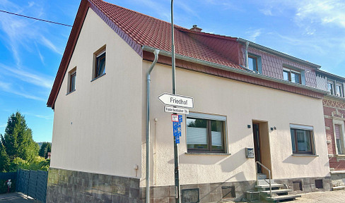 Well-maintained semi-detached house with a large garden and balcony, located in Neunkirchen-Kohlhof.