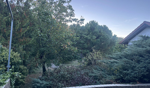WOHNEN MIT WEITBLICK - Großzügige 3,5-Z-Erdgeschosswohnung mit Terrasse und Traumgarten