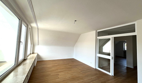 Helle sanierte Dachgeschosswohnung mit großem Balkon.