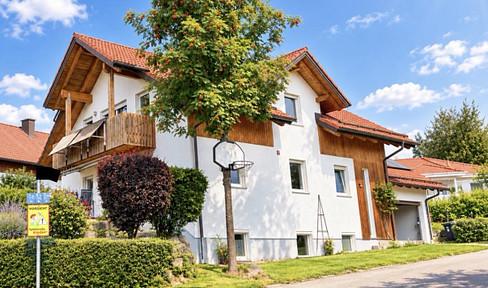 Spacious, detached house with no outstanding debts, offering 195 square meters of living space, 6 rooms, 3 bathrooms, and a double garage.