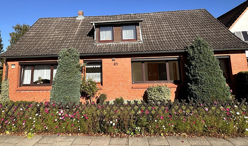 Detached single-family house in Bargteheide, with a separate apartment and building plot - commission-free.