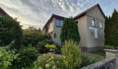 Bright and airy family home with a large garden and conservatory.