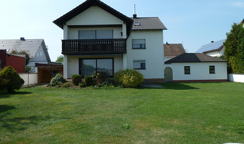 Zweifamilienhaus in Ortsrandlage Köfering–großes Grundstück,3 Garagen & viel Potenzial