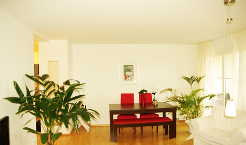 Excellent location! Very bright and modern, newly furnished, directly next to the city park, with a separate kitchen.