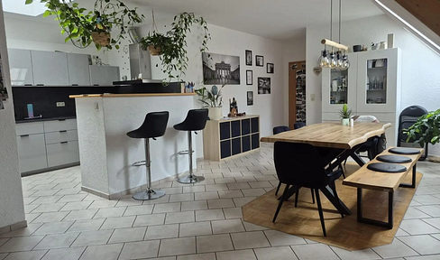 Großzügige, helle 4- Zimmerwohnung mit Balkon, Kamin und Stellplätzen (Niedrigenergiebauweise)