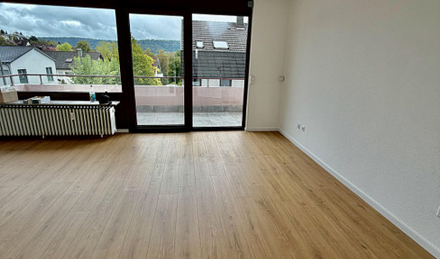 Completely renovated 4-room apartment with a balcony and a new fitted kitchen.