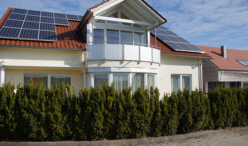 Bright and charming 3-room apartment (ground floor) in a quiet, modern building with 3 units. Located near a field, with easy access to the A81 highway and the S-Bahn (suburban train) line to Hamburg.