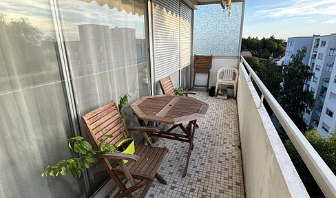 Spacious 3-room penthouse apartment in Kerpen-Horrem – 83 m², fitted kitchen, balcony, and parking space.