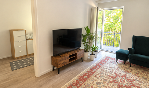 Prime Location in Munich-Schwabing | Bright Apartment with West-Facing Balcony, Fitted Kitchen & Suitable for Shared Living.