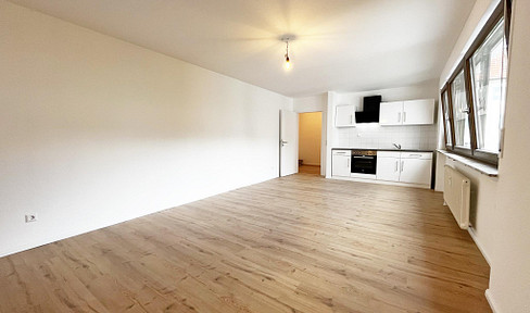 Renovated and centrally located with a view of greenery - perfect for singles or commuters. Features: bright bathroom, fitted kitchen, and garage.