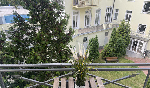 Open House: Sunday, 11:30 AM. Bright, one-room apartment in Prenzlberg, located on the northern edge of the district. No brokerage fees or other charges.