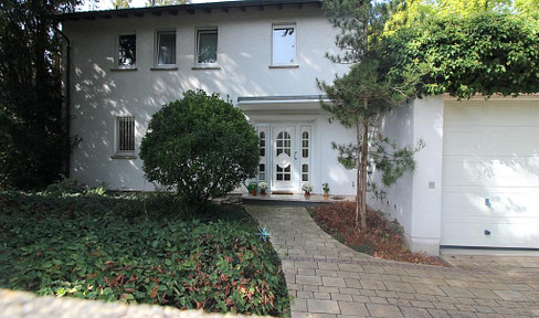 Spacious single-family house on a property of approximately 985 square meters, located in a desirable area of Darmstadt-Ost.