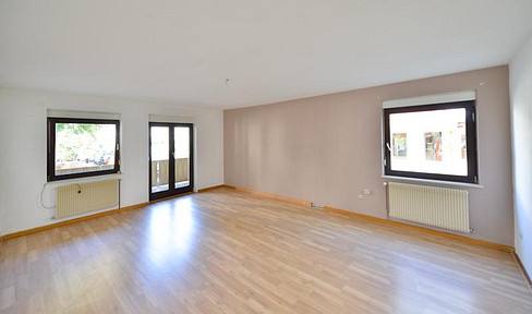 WÜ/Sanderau. Bright 2-room apartment near the Adalberokirche church, close to the university cafeteria and the university itself.
