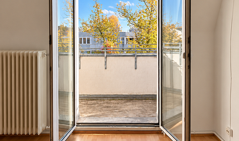 Sunny attic apartment with a balcony overlooking greenery, 2 rooms, 55 m², located in Spandau.