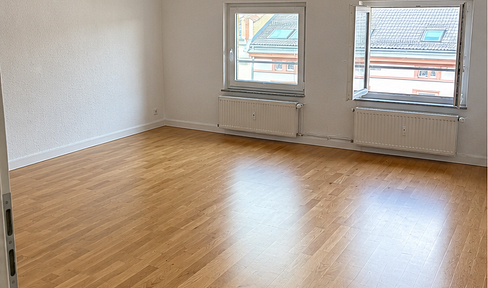 Renovated 2-room apartment with fitted kitchen in the popular Nordend district, offering a view of the skyline!