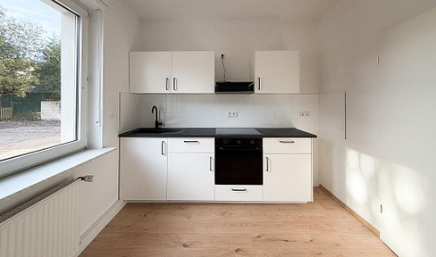 No agency fees – recently renovated 2-room apartment, ground floor, available immediately.