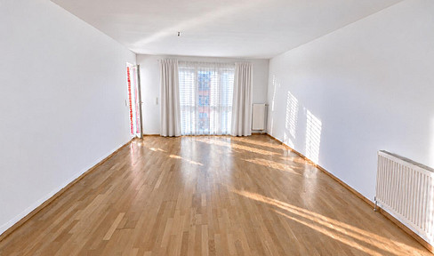 Bright 2-room apartment with a balcony and elevator, located near Südstadtpark, ideal for 1 or 2 people.