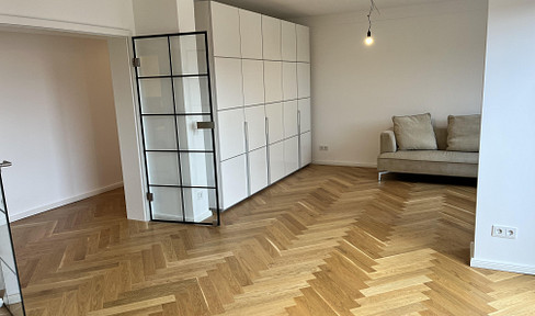 Located above the rooftops of Haidhausen – a high-quality, fully renovated 4-room penthouse apartment with a rooftop terrace.