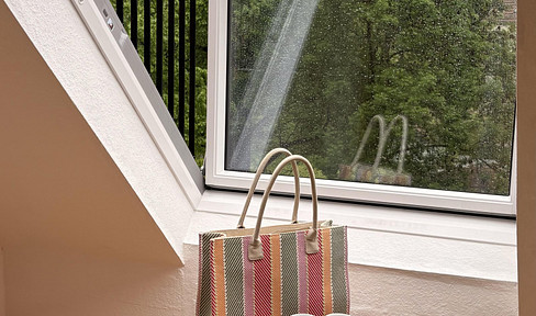 Art Nouveau house, located near the UNI (university) in Wilhelmshaven/Bremen/Dortmund! Features: kitchen, Velux balcony, suitable for a 2-person shared apartment! Excellent city center location!